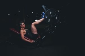 Volume de treinamento - Mulher fazendo leg press